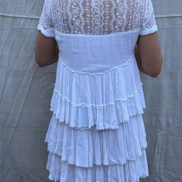 Short White Dress with Embroidered Detail - Picture 4 of 4